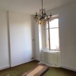 Rafraichissement d’un appartement de fumeur avec tapisserie et peinture à Mulhouse dans le Haut-Rhin