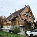 Remise en état de la boiserie extérieure d’une maison avec ponçage et application de vernis à Ostheim proche de Houssen