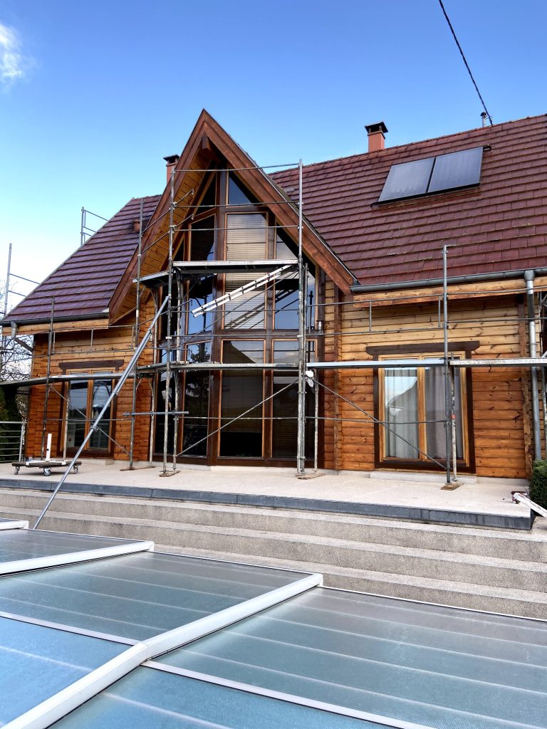 Remise en état de la boiserie extérieure d’une maison avec ponçage et application de vernis à Ostheim proche de Houssen