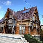 Remise en état de la boiserie extérieure d’une maison avec ponçage et application de vernis à Ostheim proche de Houssen