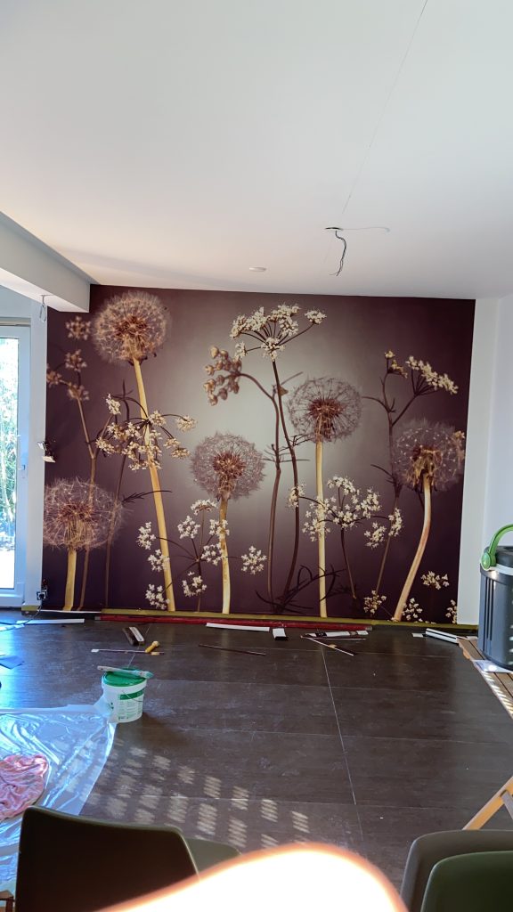 Rénovation et remise en état d’un mur avec tapisserie décoratif dans un salon de coiffure à Grussenheim